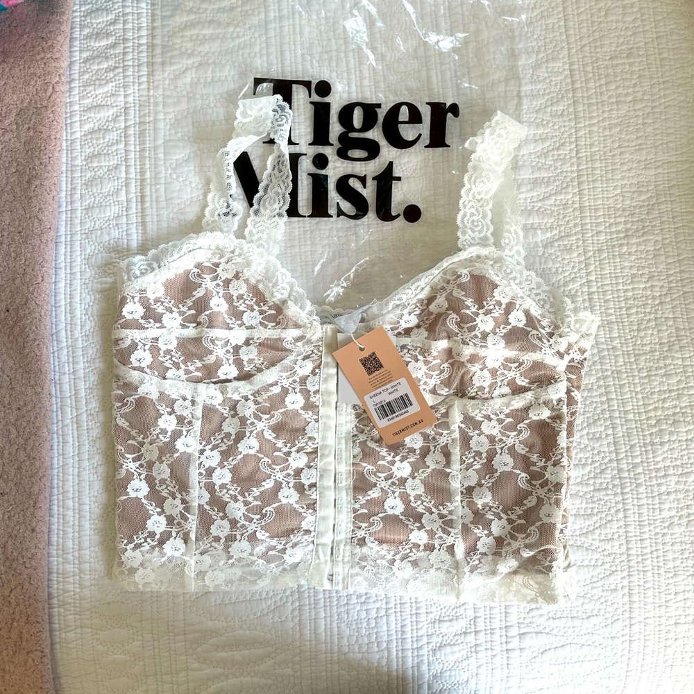 Tigermist lined lace top. Size L NWT